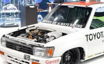 ChucklesGarage的2JZ-GTE交换丰田皮卡以原始速度冒着帕加尼和迈凯轮的烟